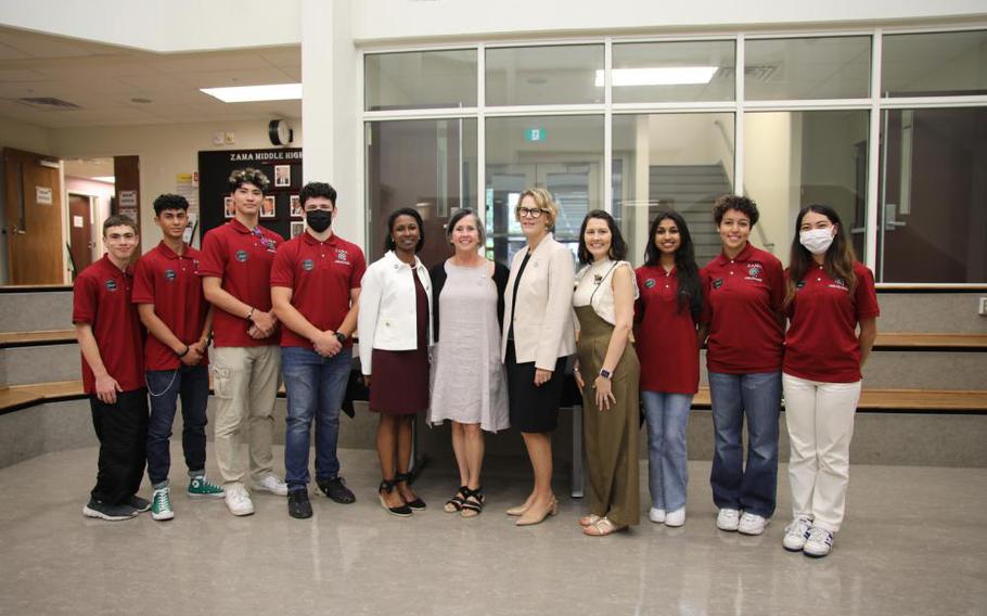 The student members of the Zama Middle High School ambassador team and ZMHS Vice Principal Natasha Anderson, fifth from left, pose for a photo with a group of distinguished visitors that included Kathleen Flynn, the wife of Gen. Charles Flynn, commander of U.S. Army Pacific, and who toured Camp Zama, Japan, in September 2022. (Photos by Noriko Kudo)