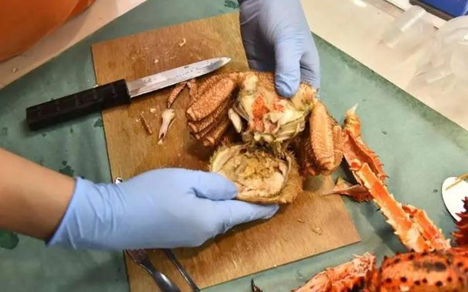 It’s also highly recommended to try a dish called “kōra sake” after you’ve eaten the crab. Wrap the outside of the shell in aluminum foil, and pour a suitable warm sake, such as sake, into the shell and warm it over a fire.