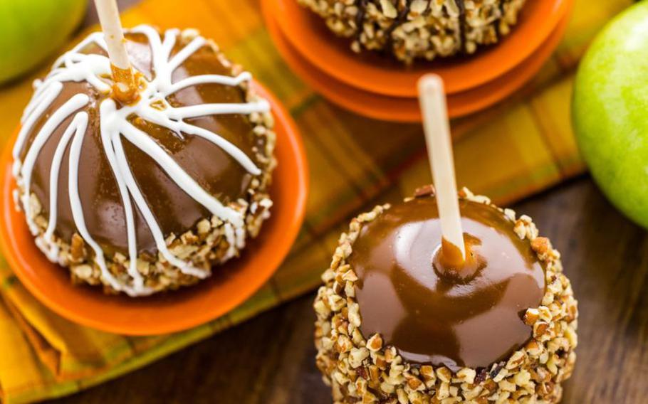 Decorated caramel apples