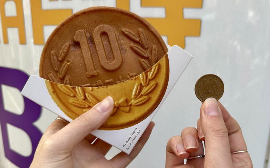 ¥10-shaped bread compared to a ¥10 coin