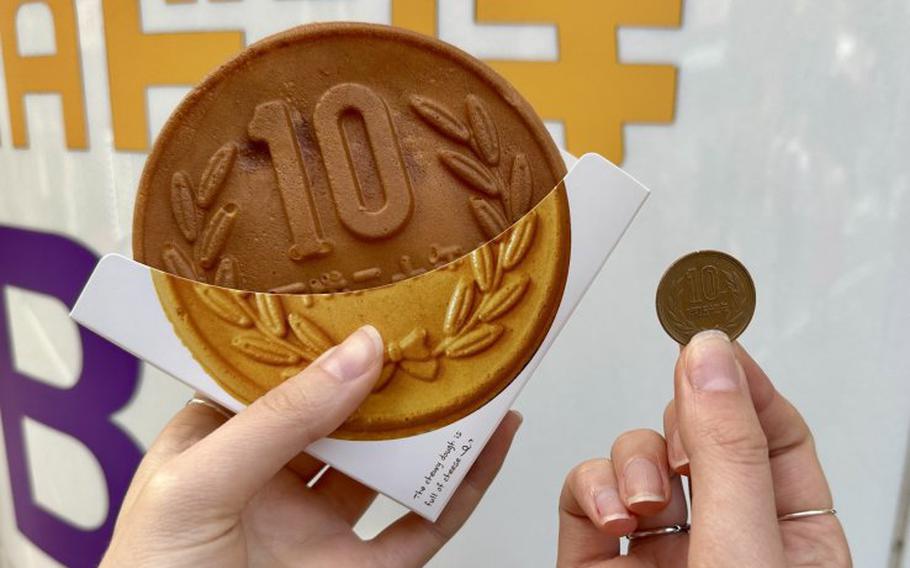 Bread in the shape of a 10-yen dollar compared to a 10-yen coin