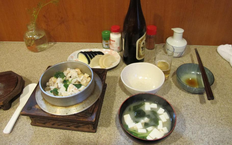 Kamameshi, pickles, boiled rice, and miso soup are on the table.