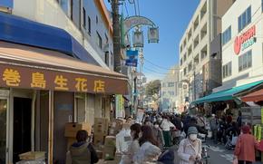 People enjoy shopping at Kofukuji Matsubara Shotengai in Yokohama City.