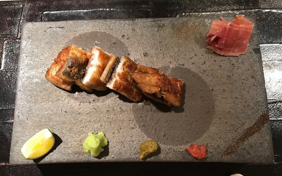 Unagi and some seasonings are on a plate.