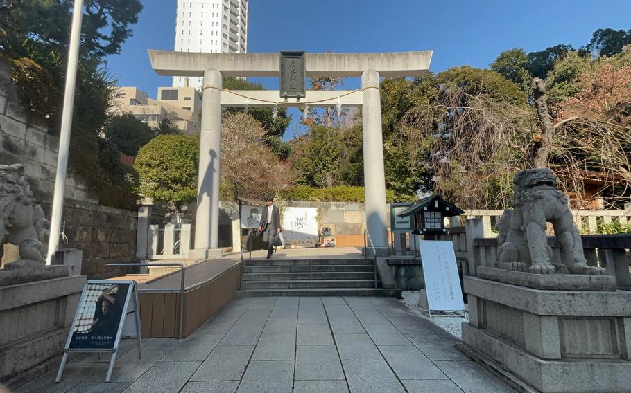 front gate of Nogi Shrine.