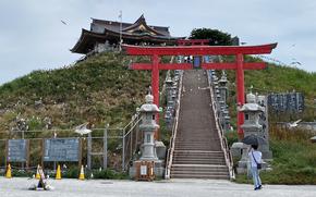 The shrine on the hill can be seen.
