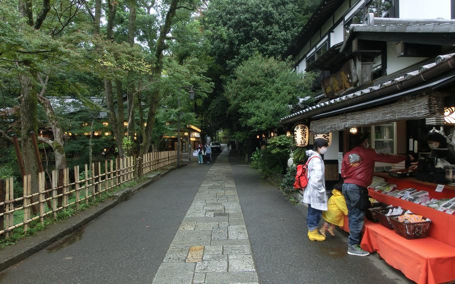 Jindaiji Temple (approach to the temple)