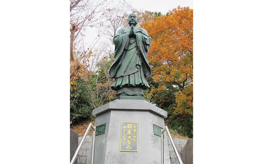 Statue of Nichiren, Engyoji. 
Prominent monk Nichiren visited Zama in 1271. To commemorate his visit to Zama, a statue of Nishiren was built on the hill near Engyoji Temple in 2002, the 750th anniversary of the monk’s death.  