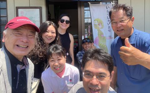 Photo Of VIDEO: Fun in Japan: Enjoy tealeaf-picking near Mt. Fuji in Fujinomiya