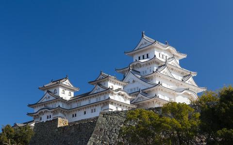 Photo Of Himeji castle with clear blue sky background.