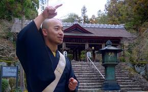A junior preies is conducting a temple-town tour.
