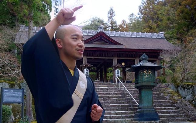 A junior preies is conducting a temple-town tour.