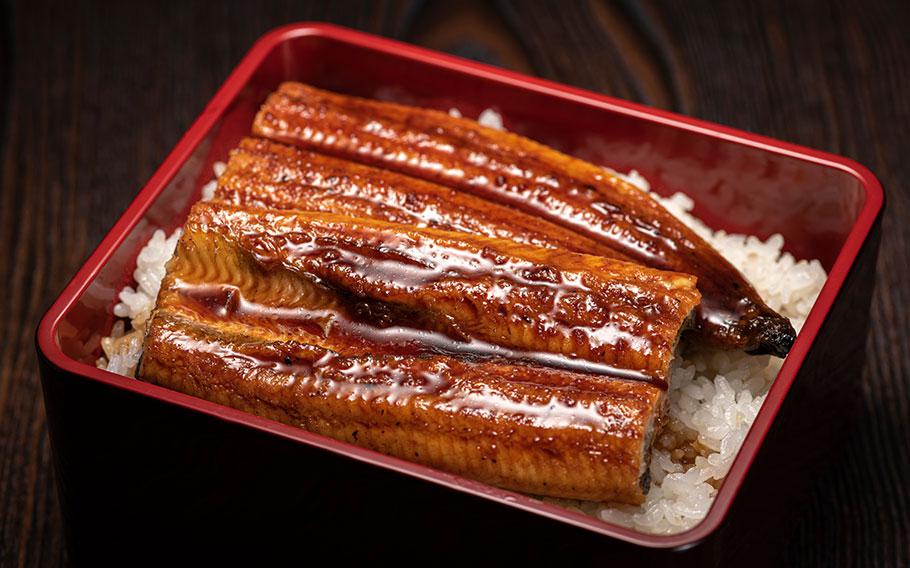 Grilled Eel rice in Japanese square box tableware.