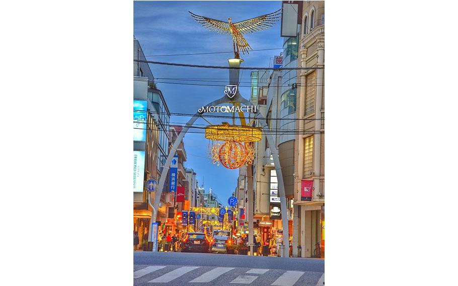 In front of a shopping center in Motomachi, Yokohama City.