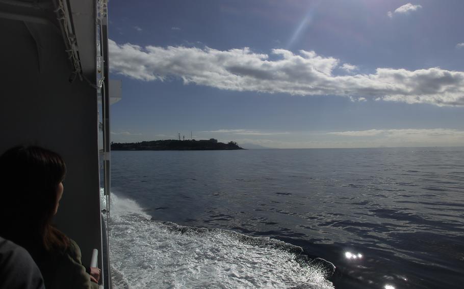Hatsushima can be seen from the high-speed boat.