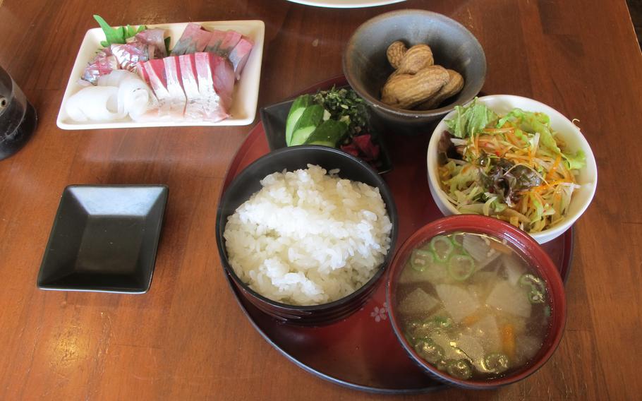 a special “sashimi” lunch set, which was made up of yellowtail, squid and horse mackerel, along with miso soup, salad and complimentary coffee.