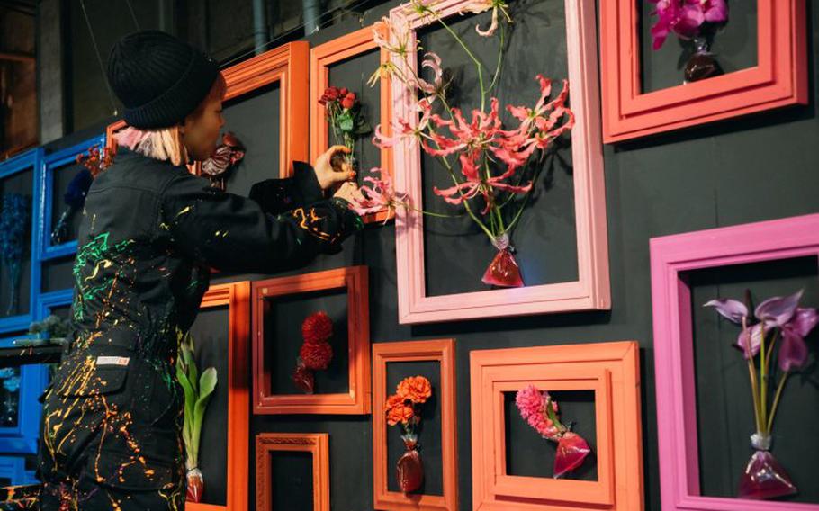 One of Dodotokyo’s floral artists at work in their Keihinjima studio.