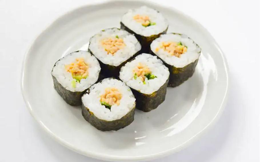 Nattō maki rolls with the crushed variety