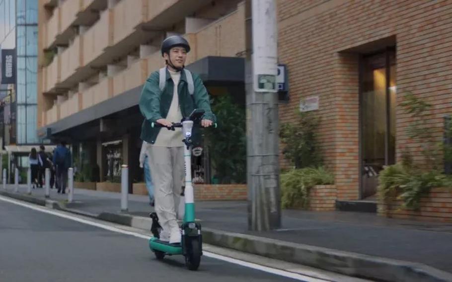 Kazunari Ninomiya traveling by LUUP e-scooter.