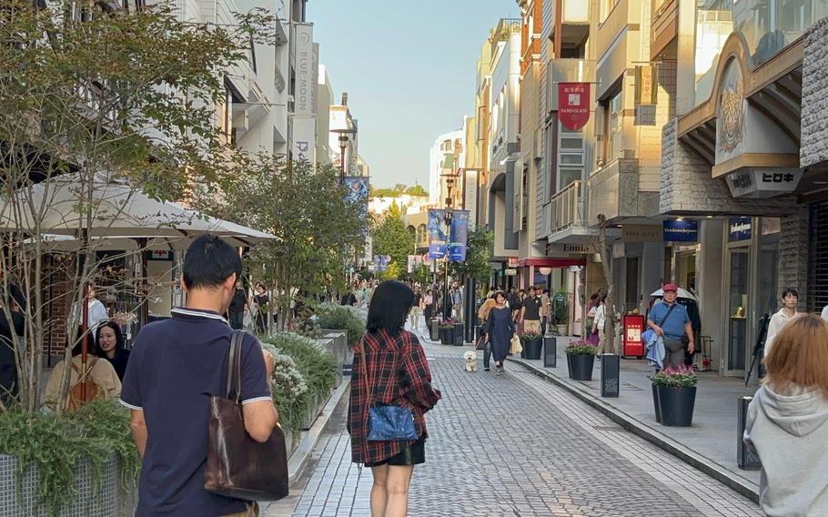 People are walking in Motomachi, Yokohama City.