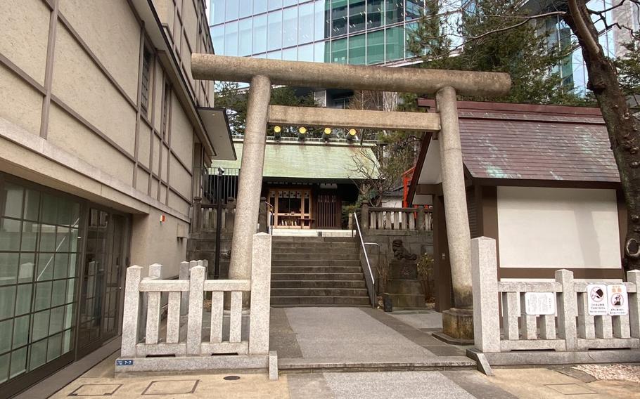 The entrance of Roppongi Tenso Jinja.