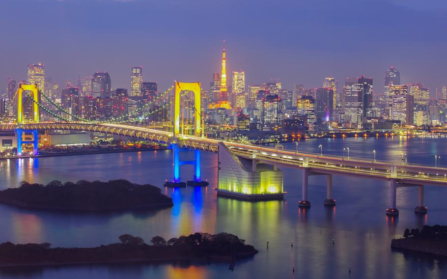 東京湾、レインボーブリッジ、東京タワーのランドマークの美しい夜景