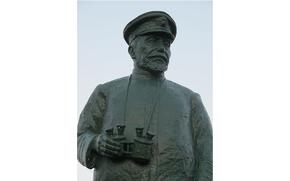 the statue of Admiral Heihachiro Togo.