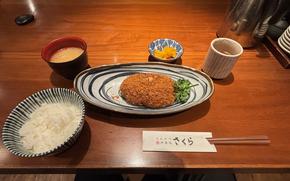 Arabiki menchi katsu” (coarsely-ground minced pork cutlet) lunch set.