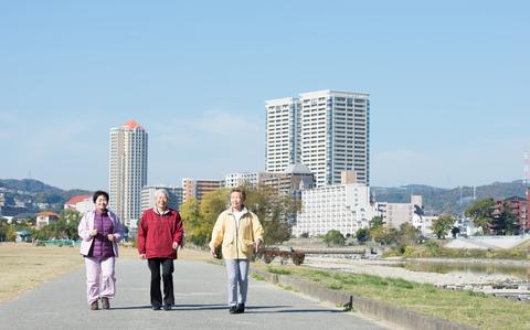 Photo Of Three Japanese elderly to walk on the riverside.