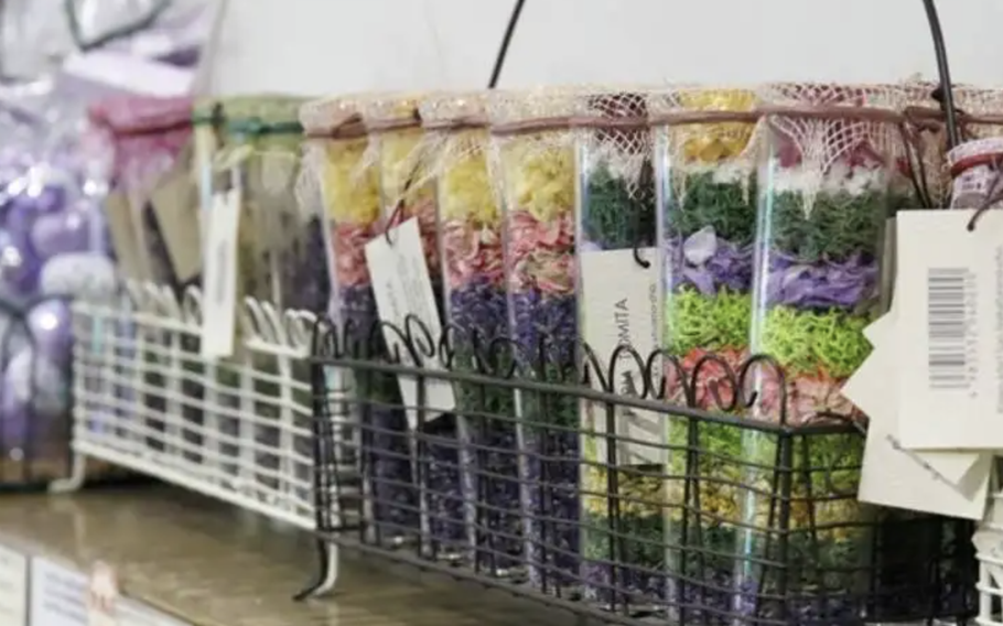 Gifts such as dry flowers made from poppy and lavender are available.