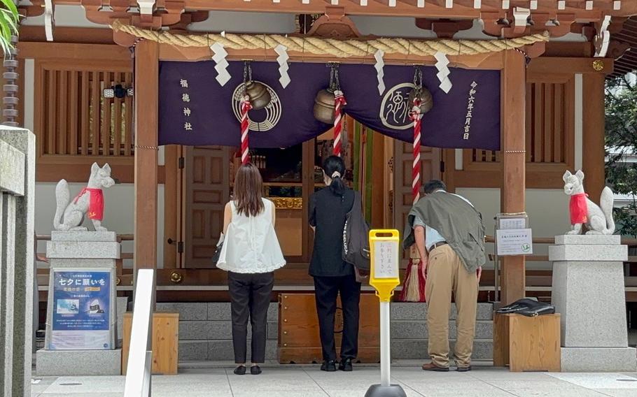 visitors giving prayerFukutoku Shrine