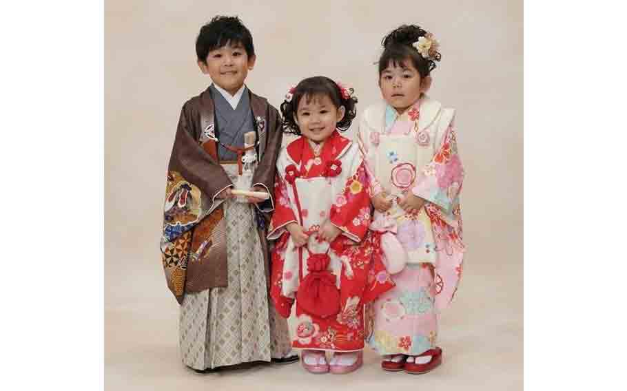 Japanese children in traditional cloth for Shichigosan.