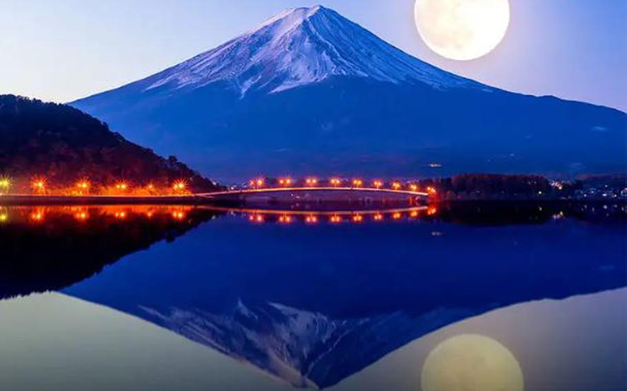 The harvest moon in autumn and Mount Fuji