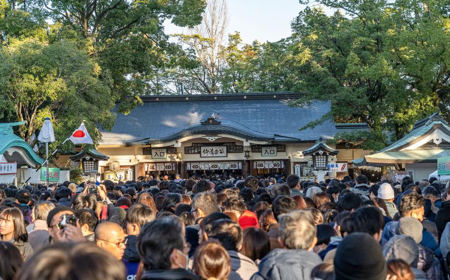 people flocking for new year shrine visit