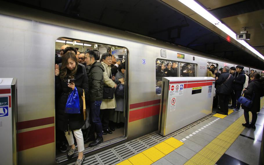 Getting onto a Busy Train in Japan