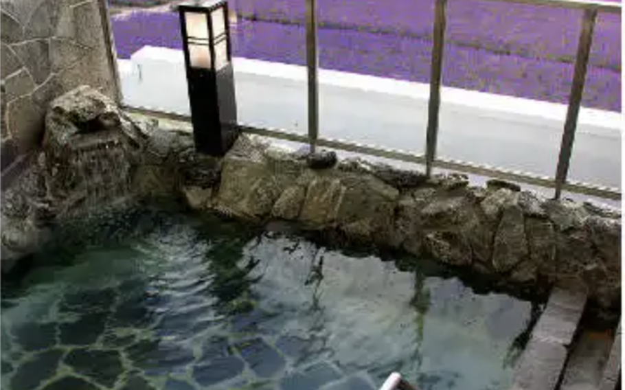 Past the fence of the hot spring is the Sea of Lavender.