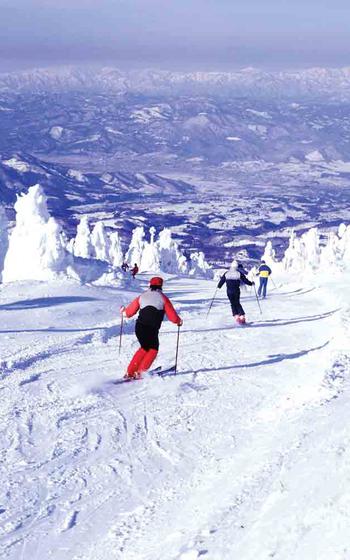 several people skiing in Zao