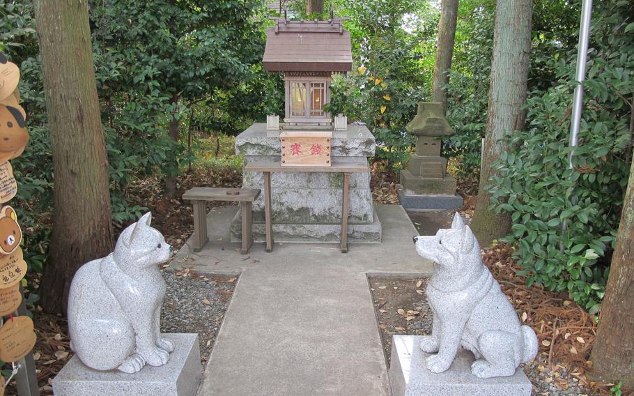 Zama Shrine statues