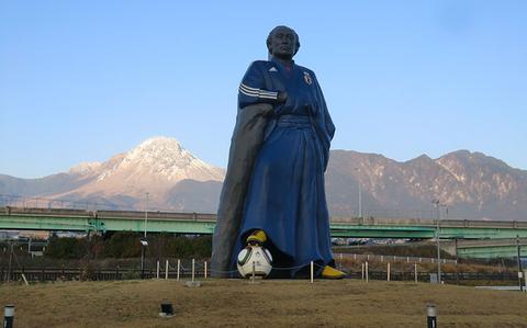 Photo Of A  statue of Ryoma Sakamoto with Samurai Blue uniform at Shimabara Fukko Arena in Nagasaki Prefecture. 