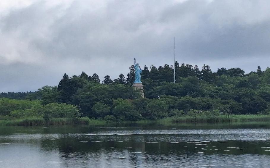 Statue of Liberty Momoishi Machi pond view