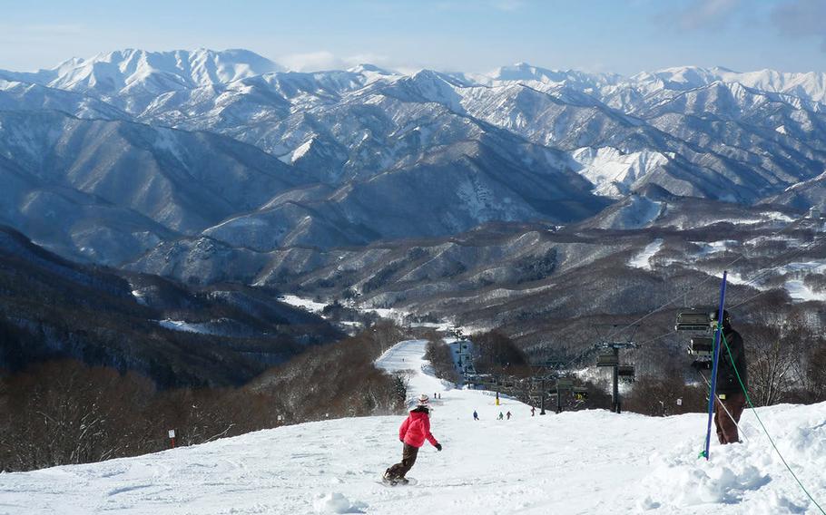 a man snowboarding in Hodaigi