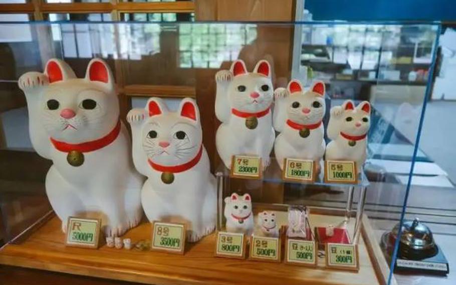 Maneki neko dolls