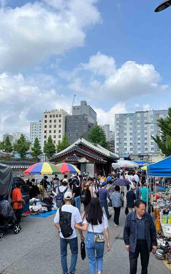 Dongmyo “flea market street.”