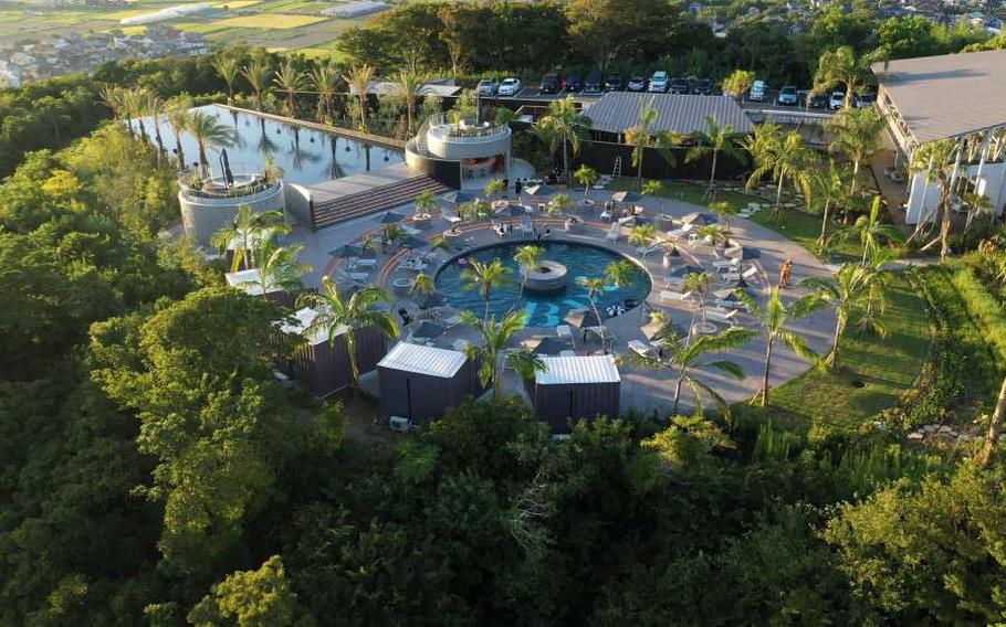 bird eyed view of Botanical Pool Club