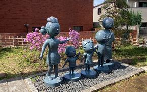 Sazae-san family members’ statues